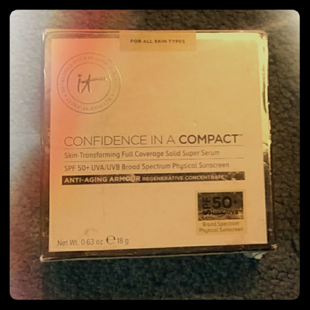 It cosmetics confidence in a compact